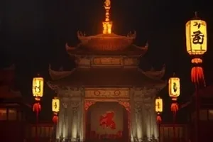 《第四面墙》封面：空荡舞台上唯一一束顶光
